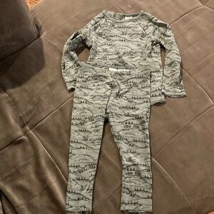 H&M 18M pj/lounge set. Adorable mountain/cloud design. EUC. Gender neutral